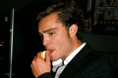 Son môi dành cho nam giới: Bảo vệ da hơn là nhan sắc